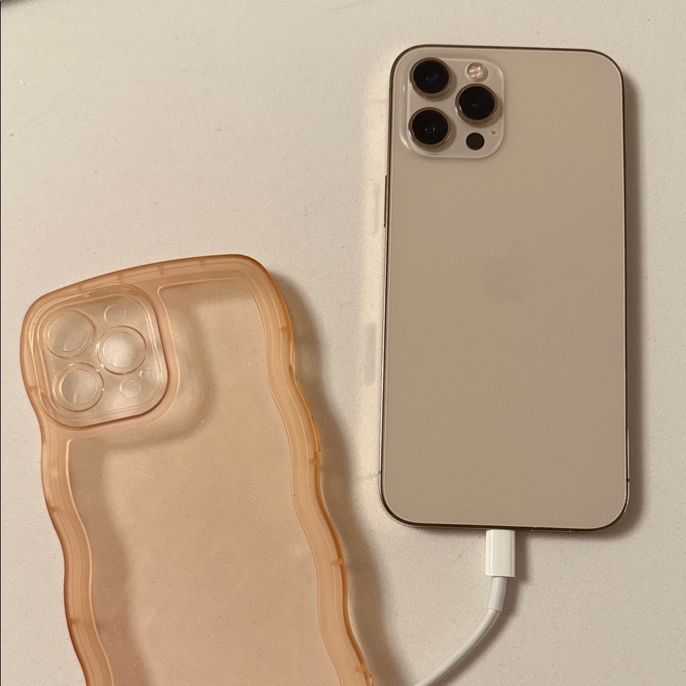 iPhone 12 Max Pro 256GB Gold - Picture 3 of 8